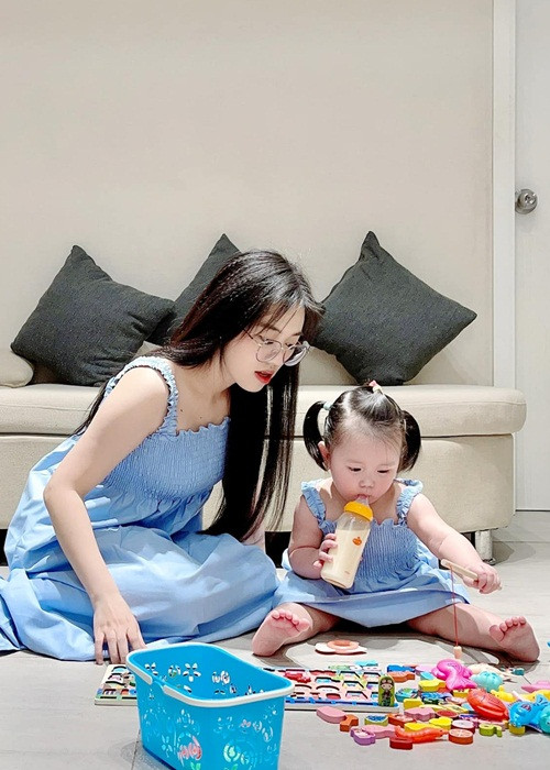 Thảo Hân còn được mẹ chồng yêu chiều hết mực. Mỗi lần về quê, cô cảm thấy thoải mái, không sợ bị để ý la rầy, “đói thì xin ăn, hết tiền thì đi xin mẹ”.