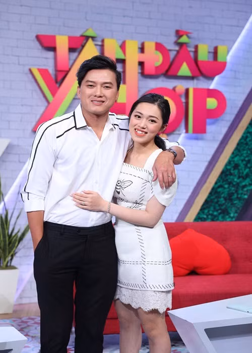 Bà xã của Quách Ngọc Tuyên luôn rạng rỡ mỗi khi cùng chồng tham gia gameshow.