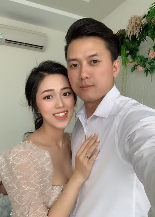 Nhan sac vo Quach Ngoc Tuyen dang thi tot nghiep THPT