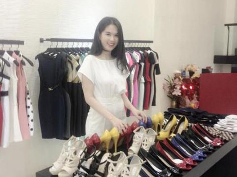 Song song với các hoạt động làm người mẫu, đóng phim, Ngọc Trinh kinh doanh. Theo Người đưa tin, năm 2011, cô cùng với đối tác có kinh nghiệm trong lĩnh vực spa mở một cơ sở. Năm 2012, Ngọc Trinh khai trương hai cửa hàng thời trang riêng. Ảnh: Giáo dục Việt Nam