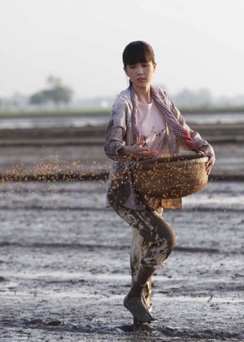 Không dừng lại ở công việc làm người mẫu, Ngọc Trinh thử sức đóng phim, ca hát. Tuy nhiên, dấu ấn của Ngọc Trinh trong lĩnh vực nghệ thuật khá mờ nhạt. Khi đóng “Vòng eo 56”, cô bị chê diễn như bình hoa di động. Chỉ đến bộ phim “Vu quy đại náo”, Ngọc Trinh mới được khen diễn xuất có tiến bộ. Về ca hát, Ngọc Trinh bị chê nhiều hơn khen. Ảnh: Người lao động