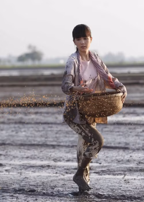 Không dừng lại ở công việc làm người mẫu, Ngọc Trinh thử sức đóng phim, ca hát. Tuy nhiên, dấu ấn của Ngọc Trinh trong lĩnh vực nghệ thuật khá mờ nhạt. Khi đóng “Vòng eo 56”, cô bị chê diễn như bình hoa di động. Chỉ đến bộ phim “Vu quy đại náo”, Ngọc Trinh mới được khen diễn xuất có tiến bộ. Về ca hát, Ngọc Trinh bị chê nhiều hơn khen. Ảnh: Người lao động