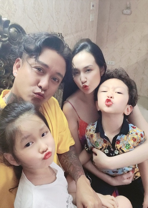 Chia sẻ về vai trò "nóc nhà" trong cuộc hôn nhân với Hương Baby, Tuấn Hưng cho hay: "Đàn ông không nhất thiết phải là nóc nhà mà có thể là cái cửa hay cái móng nhà, miễn sao căn nhà ấy tồn tại".