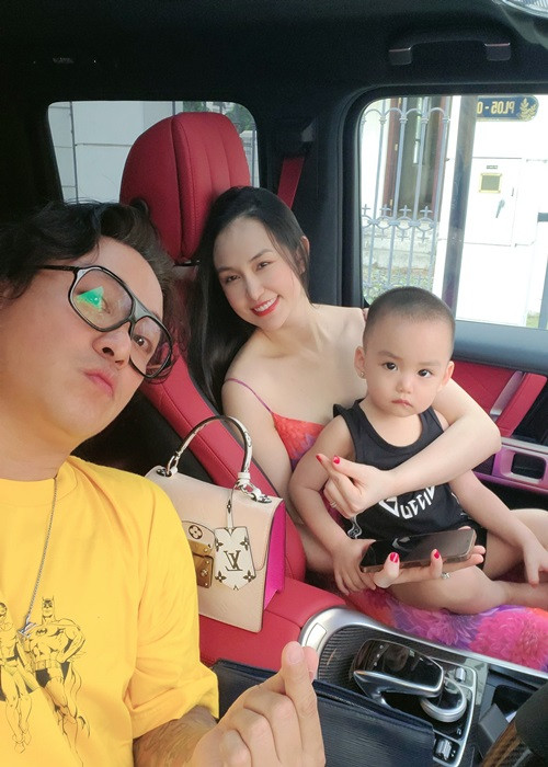 Anh chiều chuộng vợ từ xắn tay dọn nhà, chăm sóc các con đến tậu xe cho vợ đỡ mỏi lưng khi làm việc.