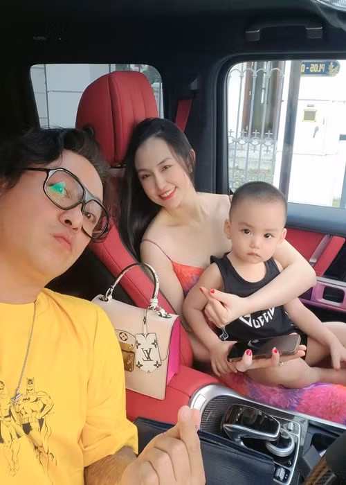 Anh chiều chuộng vợ từ xắn tay dọn nhà, chăm sóc các con đến tậu xe cho vợ đỡ mỏi lưng khi làm việc.