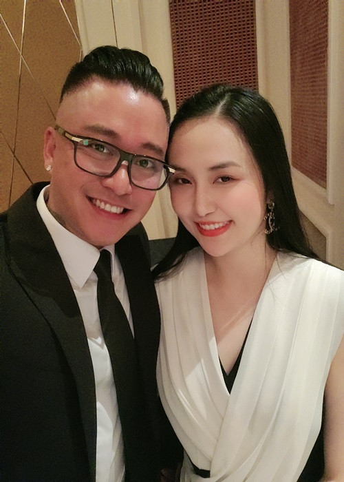 Tuấn Hưng chia sẻ, anh luôn chắc chắn là mình đã chọn vợ rất chuẩn. "Vợ luôn tôn trọng, biết quan tâm và luôn lắng nghe cảm xúc của tôi. Cô ấy ủng hộ tuyệt đối mọi quyết định của chồng và đồng hành với tôi suốt nhiều năm hôn nhân. Tôi may mắn lấy được Hương", anh nói.