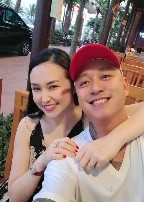 Bà xã của Tuấn Hưng tên Hương Baby. Không chỉ xinh đẹp, cô còn kinh doanh mát tay, khéo nuôi dạy con, có mối quan hệ tốt với gia đình chồng.