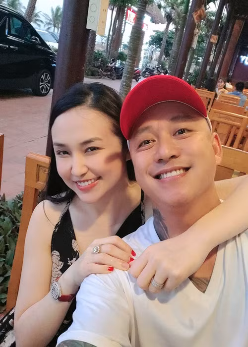 Bà xã của Tuấn Hưng tên Hương Baby. Không chỉ xinh đẹp, cô còn kinh doanh mát tay, khéo nuôi dạy con, có mối quan hệ tốt với gia đình chồng.