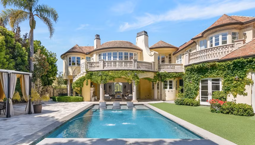 Các không gian thư giãn, giải trí nổi bật của bất động sản bao gồm hầm rượu, rạp chiếu phim, và hồ bơi.