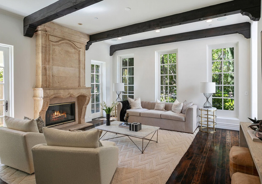 Phòng khách thoáng đãng với những khung cửa sổ bao quanh mang. Điểm nhấn ở đây là chiếc lò sưởi có phong cách cổ điển.