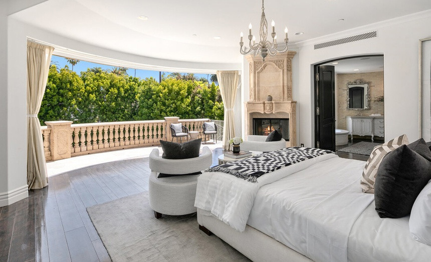 Phòng ngủ chính nằm ở tầng 2, được tích hợp với ban công và một phòng tắm.