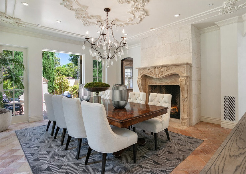 Phòng ăn nổi bật với chiếc đèn chùm cầu kỳ.