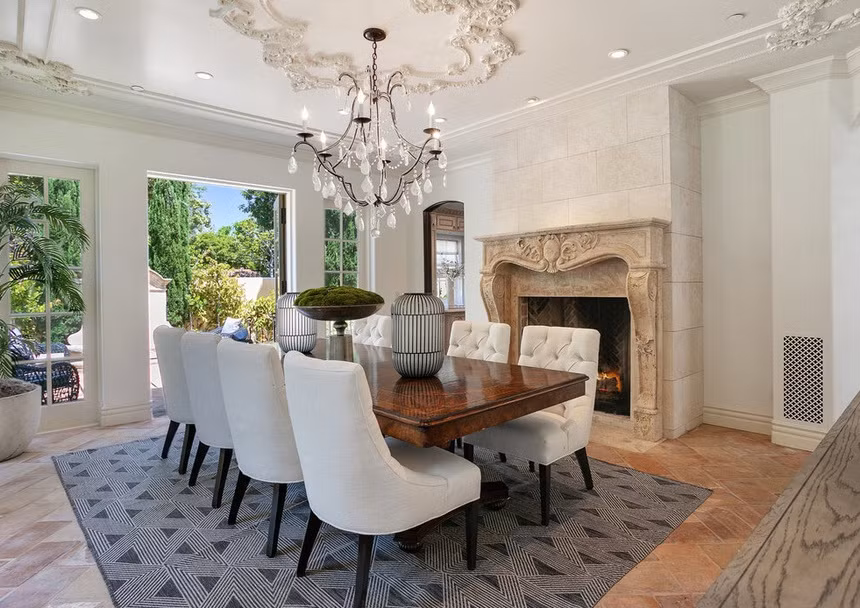 Phòng ăn nổi bật với chiếc đèn chùm cầu kỳ.