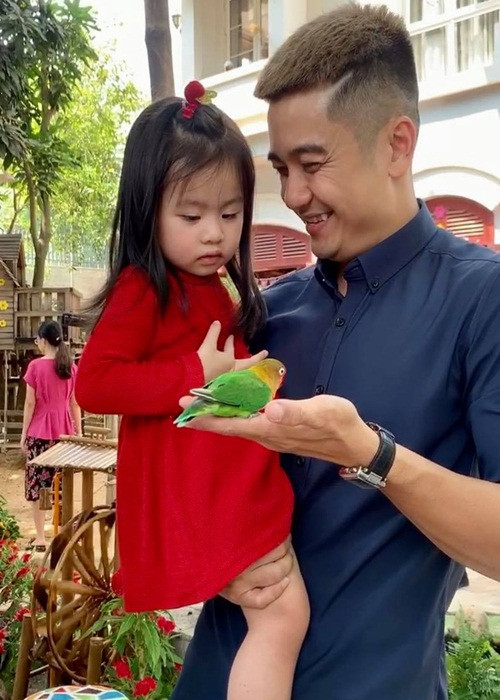 Bé Queenie càng lớn càng đáng yêu.