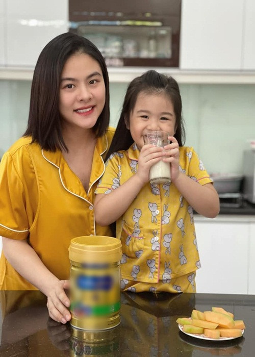 Nữ diễn viên khoe vẻ rạng rỡ trong thời gian mang bầu lần 2.