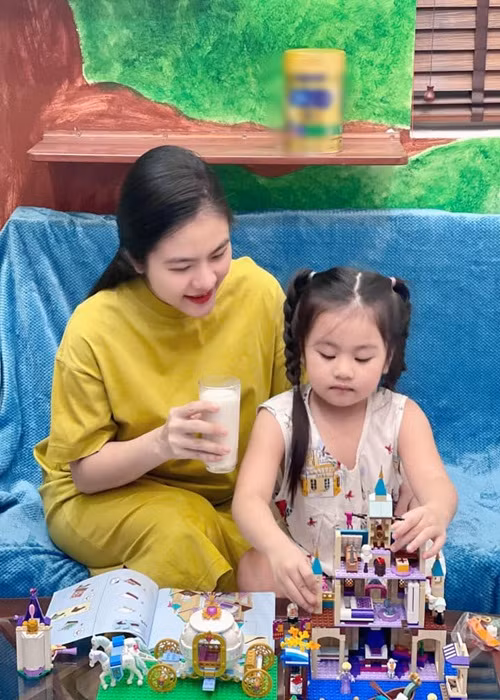 Trước khi xác nhận mang bầu lần 2, Vân Trang thường đăng tải hình ảnh giấu vòng 2 nhưng vẫn để lộ vóc dáng mũm mĩm.