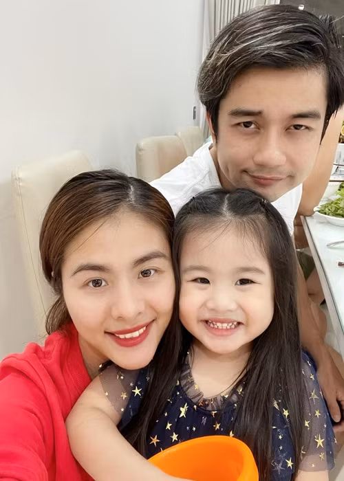 Tháng 10/2016, vợ chồng Vân Trang đón con gái đầu lòng gia nhập tổ ấm. Thiên thần nhỏ của nữ diễn viên tên ở nhà là Xíu, tên tiếng Anh là Queenie.