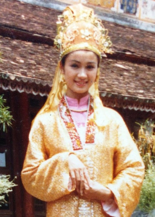 Bà Bạch Cúc của “Hướng dương ngược nắng” được đánh giá cao về diễn xuất. Khi mới 20 tuổi, Thu Hà vụt sáng nhờ vai diễn trong “Đêm hội Long Trì” và “Lá ngọc cành vàng”. Sau đó, cô thành công ở thị trường miền Nam, là cái tên hot cùng với Lý Hùng, Diễm Hương, Việt Trinh, Lê Tuấn Anh, Lý Thu Thảo. Khi dòng phim thị trường thoái trào, Thu Hà trở ra Bắc và dành thời gian cho sân khấu kịch. Năm 2015, cô trở lại màn ảnh khi đóng phim truyền hình “Khúc hát mặt trời”. Thu Hà được trao tặng danh hiệu NSƯT vào năm 2001 và danh hiệu NSND năm 2019. Ảnh: Dân Việt