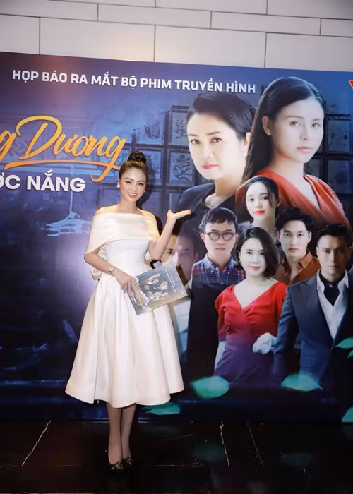 Thu Trang có 10 năm công tác tại Nhà hát Tuổi trẻ. Nữ diễn viên sinh năm 1990 quen mặt khán giả truyền hình qua các vai diễn trong phim "Những cô gái trong thành phố", "Những nhân viên gương mẫu" và "Mùa xuân ở lại". Tham gia "Hướng dương ngược nắng", Thu Trang vấp phải sự khen chê trái chiều, một phần vì nhân vật Minh được xây dựng theo hướng tự tin thái quá.