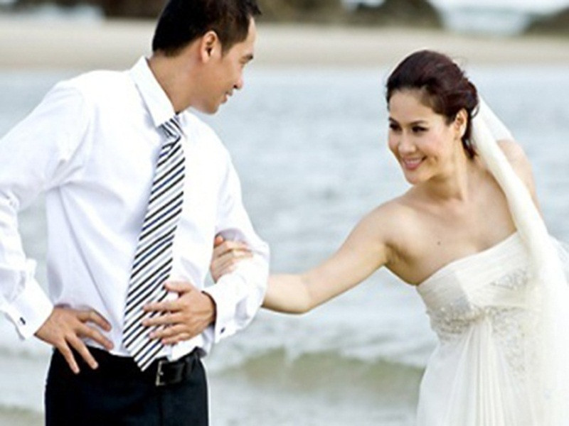 Năm 2008, Thân Thúy Hà bất ngờ lên xe hoa. Nửa kia của nữ diễn viên tên Thanh Vũ hơn cô 3 tuổi, làm kinh doanh và cả hai từng là bạn cũ. Hôn nhân của Thân Thúy Hà tan vỡ khi con trai 7 tháng tuổi. Sau khi ly hôn, cô một mình nuôi con trai Duy Anh. Ảnh: Vietnamnet