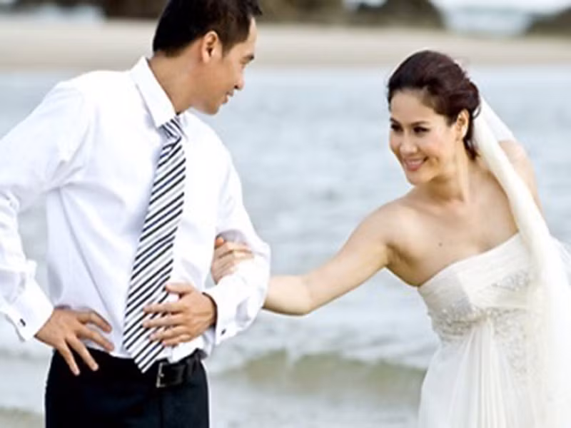 Năm 2008, Thân Thúy Hà bất ngờ lên xe hoa. Nửa kia của nữ diễn viên tên Thanh Vũ hơn cô 3 tuổi, làm kinh doanh và cả hai từng là bạn cũ. Hôn nhân của Thân Thúy Hà tan vỡ khi con trai 7 tháng tuổi. Sau khi ly hôn, cô một mình nuôi con trai Duy Anh. Ảnh: Vietnamnet