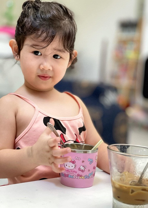 Về con gái Hera, nữ diễn viên Thân Thúy Hà nhận thấy bé Hera mạnh mẽ hơn những gì mọi người thường thấy ở một bé gái như không khóc mỗi khi vấp ngã hay nếu không thích điều gì thì sẽ la lên hoặc bỏ đi chỗ khác.