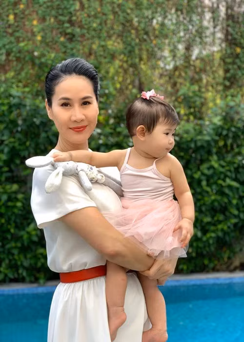 Năm 2019, Thân Thúy Hà sinh con gái thứ hai ở Mỹ. Cô không tiết lộ danh tính lẫn hình ảnh bố của con gái.