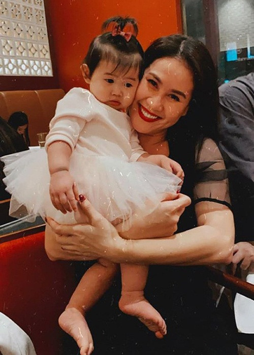 Thân Thúy Hà trải lòng, sau khi sinh con gái thứ hai, cô bị đồn có con với đại gia này, đại gia khác. Nữ diễn viên giữ im lặng bởi cho rằng đây là cách tốt nhất để giải quyết vấn đề. “Càng đính chính, người ta càng nghĩ là mình có. Tôi không sống vì dư luận nên không bận tâm. Với tính cách của mình, tôi thích bình lặng, không muốn xoa dịu ai hay lấy lòng bất kỳ ai”, cô nói.