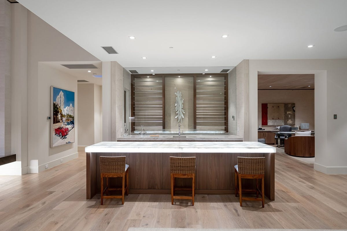 Theo New York Post, dinh thự nằm trong khu phố Las Quintas, được thiết kế theo phong cách hiện đại, trông giống như một resort với không gian thư giãn, yên bình.