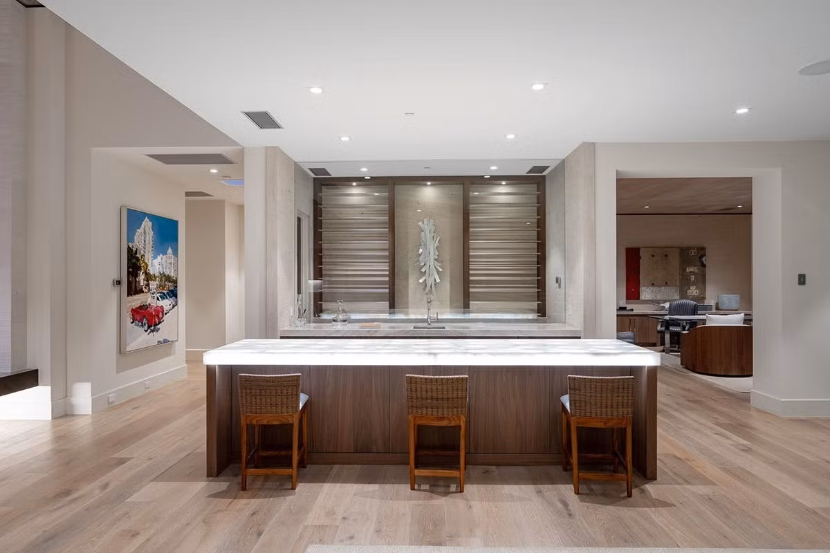 Theo New York Post, dinh thự nằm trong khu phố Las Quintas, được thiết kế theo phong cách hiện đại, trông giống như một resort với không gian thư giãn, yên bình.