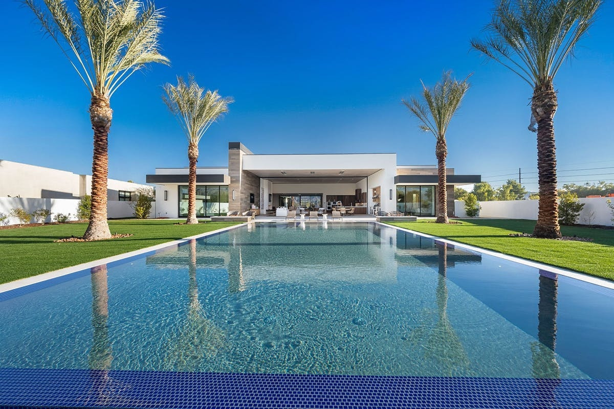 Điểm nổi bật của nơi nghỉ dưỡng này chính là hồ bơi vô cực, spa, sân golf riêng.