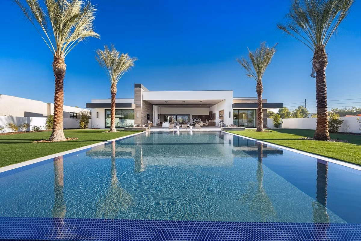 Điểm nổi bật của nơi nghỉ dưỡng này chính là hồ bơi vô cực, spa, sân golf riêng.