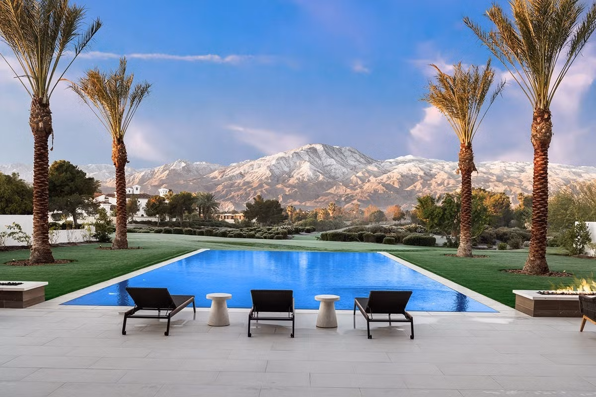 Căn biệt thự nằm trên một khu đất rộng 3359 m2 - một không gian đủ rộng để các con của cô có thể thoải mái vui đùa.