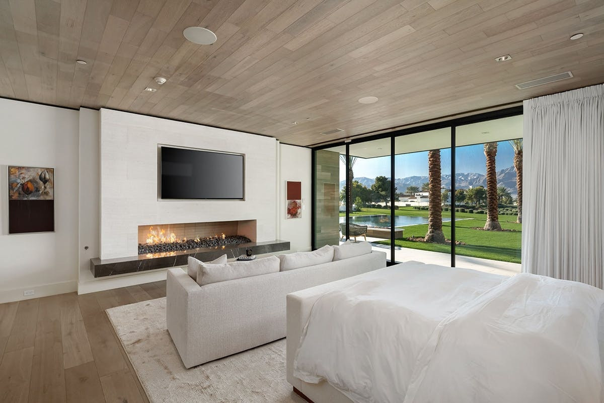 Mỗi phòng ngủ đều được thiết kế mangđến cảm giác thoáng đãng, sạch sẽ. Cửa kính rộng giúp căn phòng có tầm nhìn đẹp mắt ra phía xa.