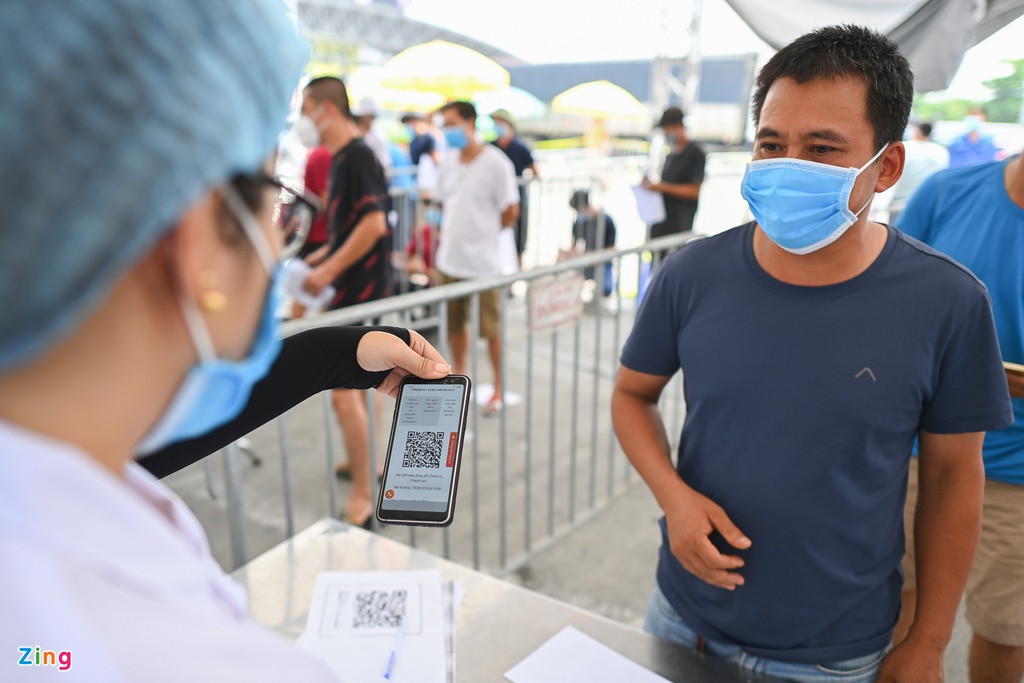 Người đã khai báo y tế qua mã QR sẽ cung cấp thông tin để nhân viên y tế kiểm tra.