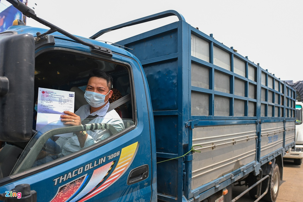 Hàng loạt tài xế cho biết họ lâm vào cảnh tắc đường từ khu vực thị trấn Thường Tín tới chốt kiểm dịch. Anh T.Đ.T. (ở Thanh Hóa) chuẩn bị sẵn giấy xét nghiệm khi chuẩn bị tới chốt.