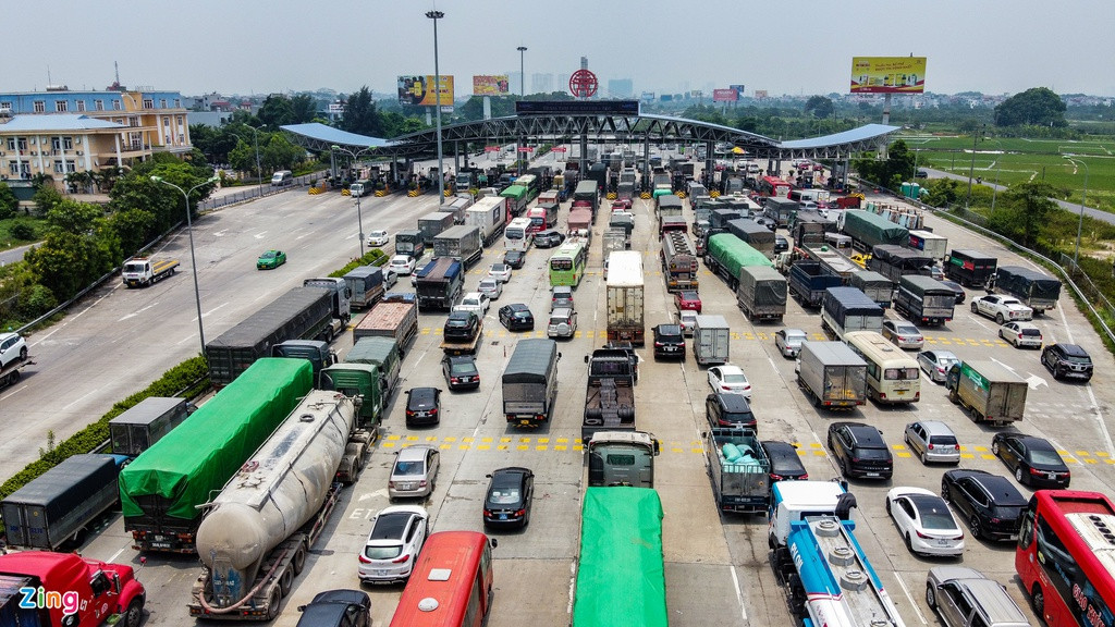 Công an TP đang rà soát lại, bố trí thêm nhân lực cho 8-10 chốt trọng điểm có lượng phương tiện lớn. Ngoài ra, đơn vị cũng nghiên cứu để các xe chỉ đi qua, không dừng ở Hà Nội được di chuyển nhanh qua chốt, tránh tình trạng ùn ứ.