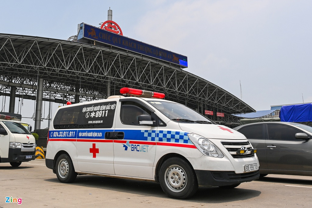 Tài xế xe cứu thương này cho biết anh mất gần 2 giờ để vượt qua khỏi khu vực ùn tắc. “Rất may hôm nay trên xe không có bệnh nhân”, nam tài xế nói.