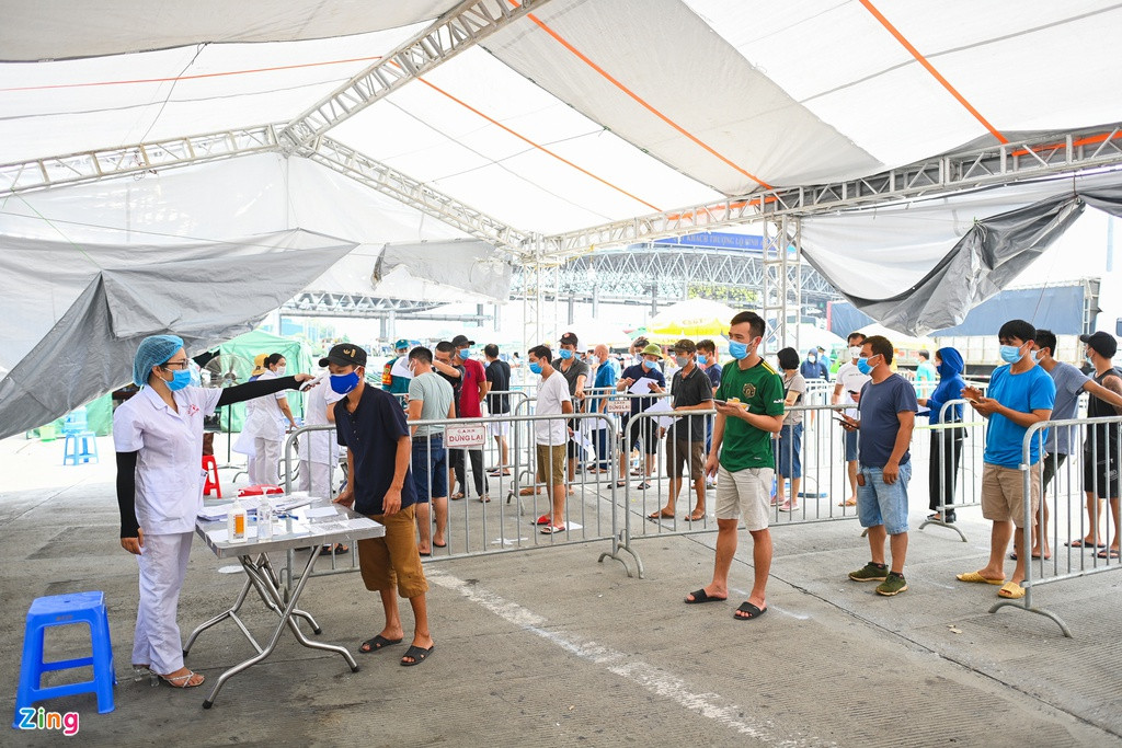 Cơ quan chức năng đã tăng số nhân viên y tế từ 2 lên 5 người làm việc tại chốt nhưng nhiều người vẫn phải xếp hàng chờ tới lượt khai báo.