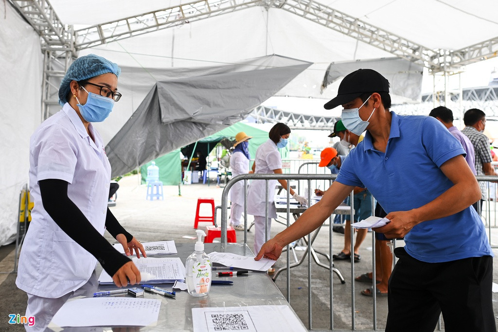 Theo nhân viên y tế, 100% người và phương tiện qua chốt sẽ phải khai báo y tế. Riêng người đến 37 tỉnh, thành phố có dịch phải có kết quả xét nghiệm RT-PCR trong 72 giờ. Từ đầu giờ sáng tới 12h trưa, gần 4.000 tờ khai y tế đã được sử dụng.