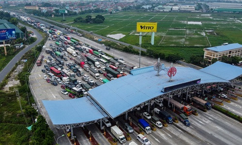 Chốt kiểm soát tại trạm thu phí cao tốc Pháp Vân - Cầu Giẽ nằm trên tuyến đường huyết mạch nối với các tỉnh phía Nam. Trưa 20/7, khu vực này ùn tắc gần 10 km.