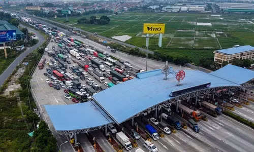 Chốt kiểm soát tại trạm thu phí cao tốc Pháp Vân - Cầu Giẽ nằm trên tuyến đường huyết mạch nối với các tỉnh phía Nam. Trưa 20/7, khu vực này ùn tắc gần 10 km.