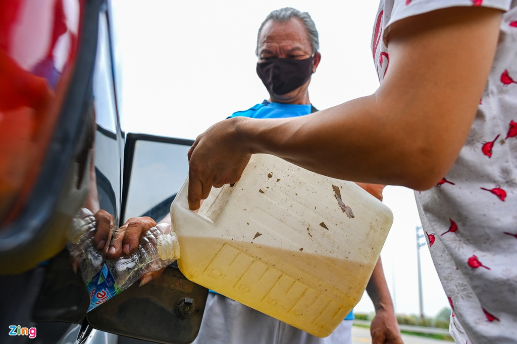 Do nổ máy quá lâu mà không thể di chuyển, chiếc xe của ông Phạm Ngọc Tâm hết dầu và gặp sự cố về ắc quy.