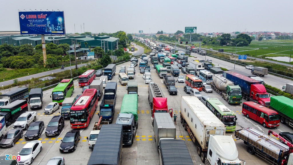 Đội Tuần tra kiểm soát giao thông đường bộ cao tốc số 3 (Cục CSGT) tăng cường lực lượng tối đa tại chốt kiểm dịch. Ngoài ra, một tổ công tác lưu động cũng thực hiện phân luồng từ xa để tránh các phương tiện dồn về quá đông.