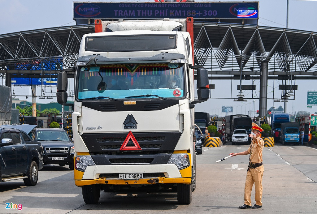 Chỉ huy Đội Tuần tra kiểm soát giao thông đường bộ cao tốc số 3 (Cục CSGT) cho biết đơn vị đã tăng cường lực lượng tối đa tại chốt kiểm dịch. Ngoài ra, một tổ công tác lưu động cũng thực hiện phân luồng từ xa để tránh các phương tiện dồn về quá đông.