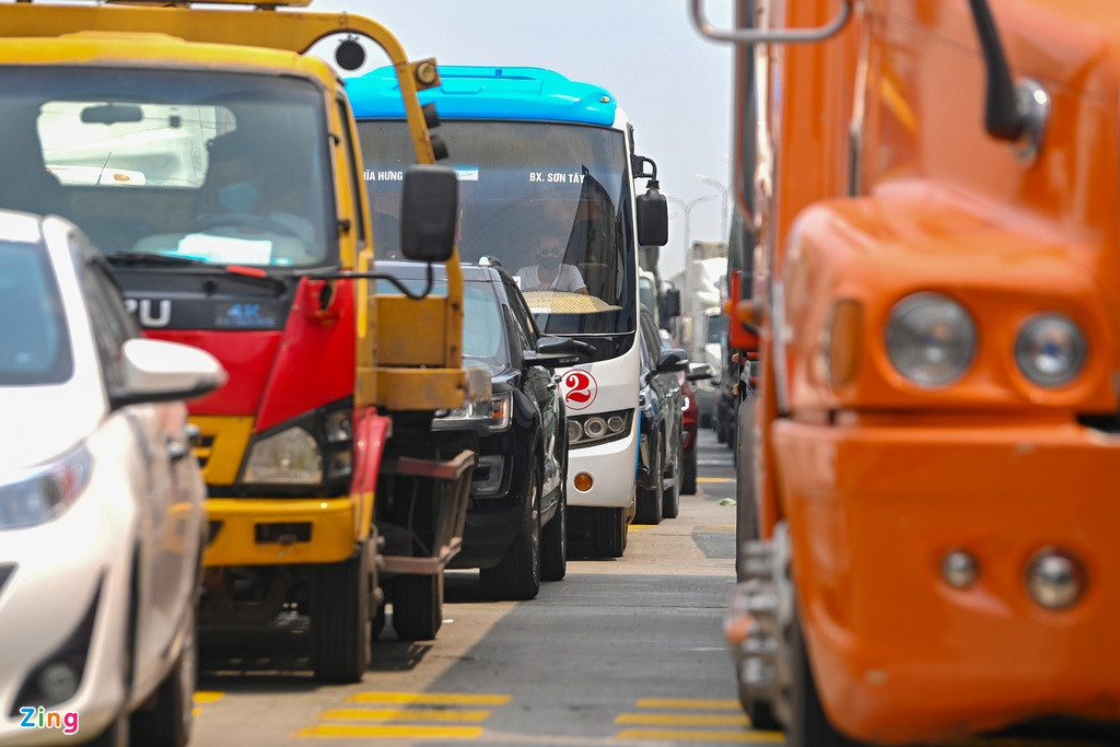 Đại tá Trần Ngọc Dương, Phó giám đốc Công an Hà Nội, cho hay việc kiểm soát phương tiện tại 22 chốt kiểm soát tại cửa ngõ bắt đầu bộc lộ khó khăn. Trong đó có tình trạng ùn tắc khi lái xe thực hiện các thủ tục khai báo, kiểm tra y tế và xét nghiệm.
