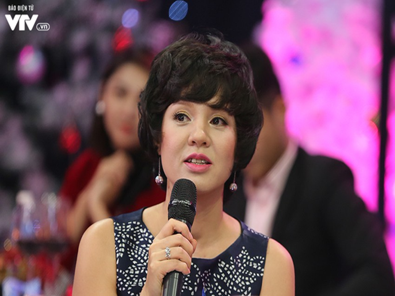 MC Diễm Quỳnh từng bị tung đồn mắc ung thư. Khác với nhiều sao Việt, Diễm Quỳnh giữ im lặng. “Một chị hàng xóm đã vài năm nay luôn ngại ngùng khi gặp mặt tôi và gia đình, chỉ vì trót "đồn" rằng tôi đã không còn sống trong khu tập thể này nữa. Thế mới biết, tin đồn ảnh hưởng đâu phải chỉ tôi”, MC kể. Thực tế, Diễm Quỳnh bị bệnh cường tuyến giáp. Ảnh: VTV