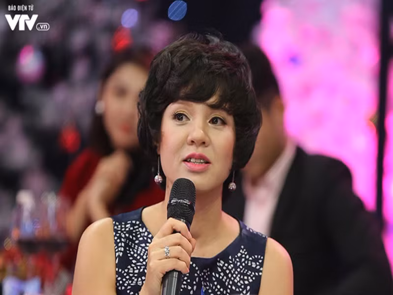 MC Diễm Quỳnh từng bị tung đồn mắc ung thư. Khác với nhiều sao Việt, Diễm Quỳnh giữ im lặng. “Một chị hàng xóm đã vài năm nay luôn ngại ngùng khi gặp mặt tôi và gia đình, chỉ vì trót "đồn" rằng tôi đã không còn sống trong khu tập thể này nữa. Thế mới biết, tin đồn ảnh hưởng đâu phải chỉ tôi”, MC kể. Thực tế, Diễm Quỳnh bị bệnh cường tuyến giáp. Ảnh: VTV