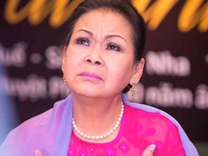 Ca sĩ Khánh Ly tỏ ra rất bình thản khi không ít lần đối diện với tin đồn ác ý về sức khỏe. “Việc sống còn là lẽ bình thường. Hiểu được lẽ sinh tử mới khỏi buồn lo. Một sợi tóc rơi cũng không ngoài ý Chúa”, bà nói. Ảnh: Lao động