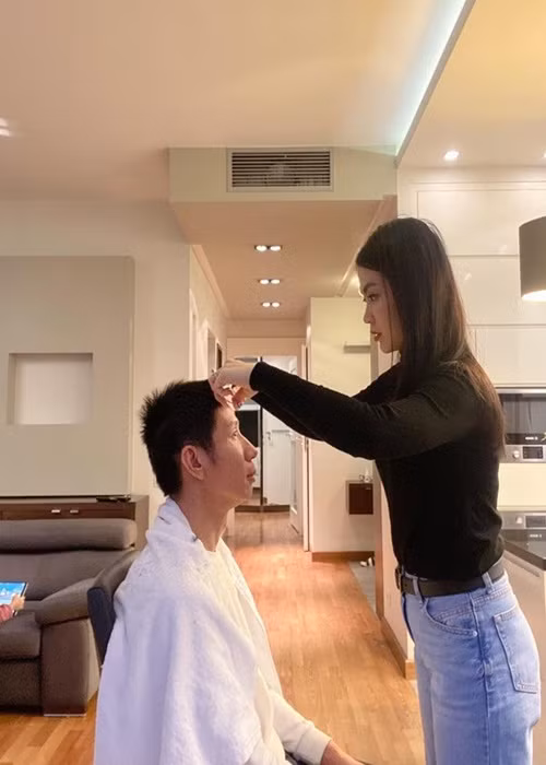 Mùa dịch, á hậu Diễm Trang quay clip hướng dẫn cắt tóc cho ông xã.